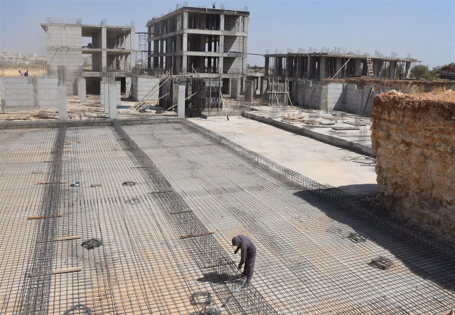 بالصور...عمّال تحت 44 درجة مئوية