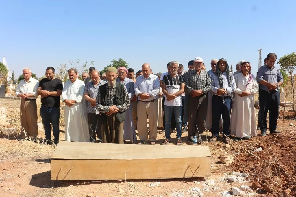 جثمان الشخصية الوطنية عثمان حج علي يوارى الثرى في مقبرة ترميك