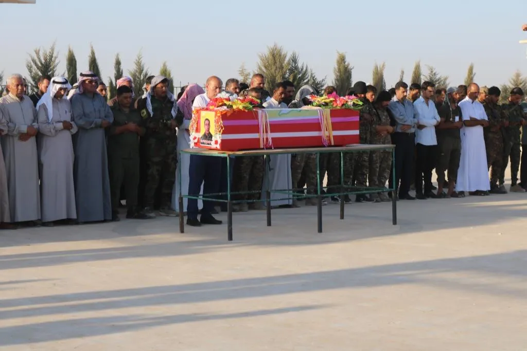 أهالي الرقة يشيعون جثمان الشهيد موسى الحماد إلى مثواه الأخير