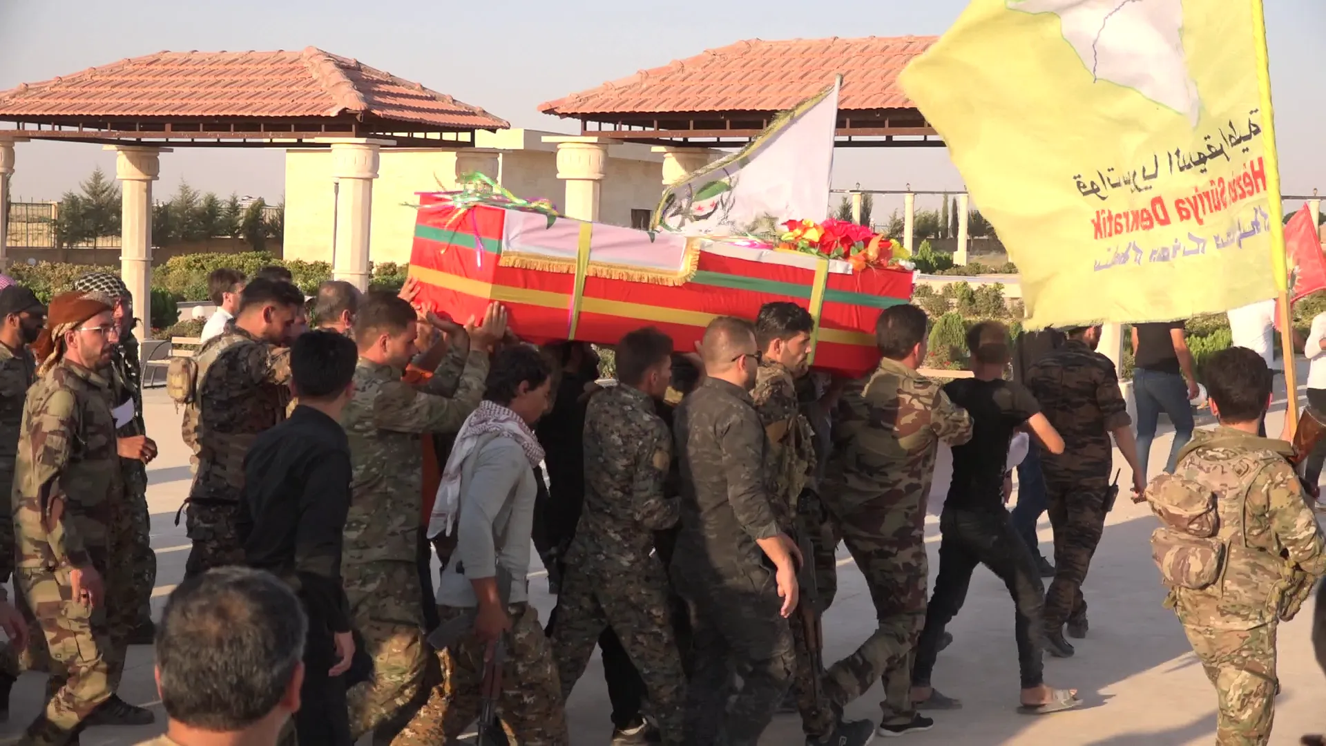 جثمان الشهيد سامر المعروف يوارى الثرى في الرقة