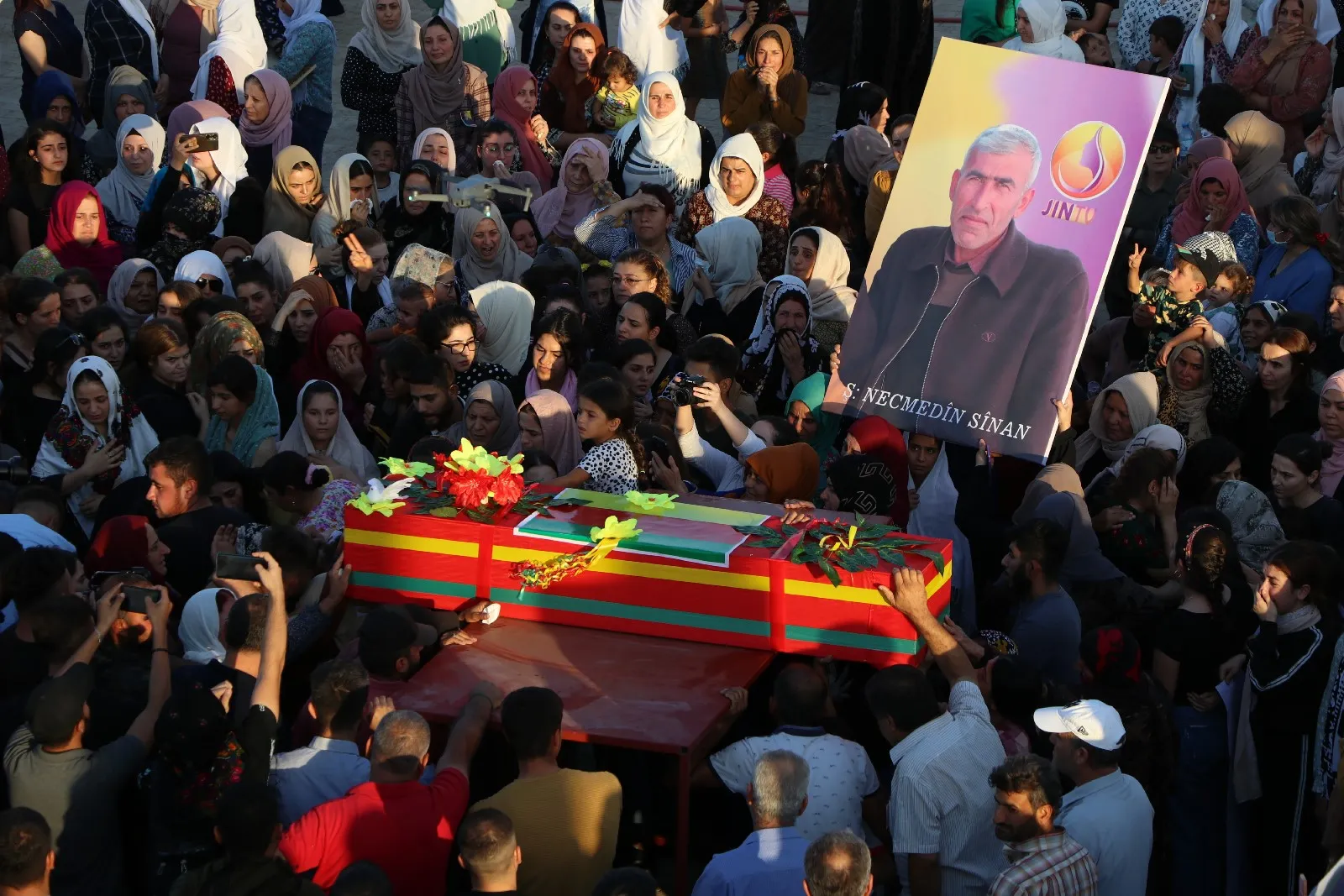 أهالي عامودا يشيعون جثمان الشهيد نجم الدين فيصل إلى مثواه الأخير