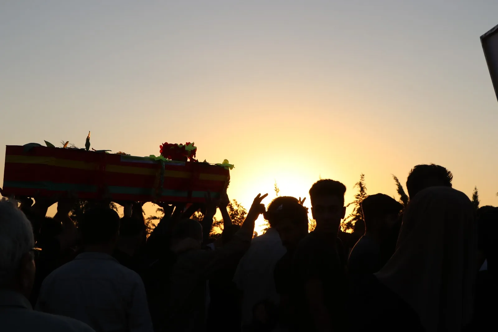 أهالي عامودا يشيعون جثمان الشهيد نجم الدين فيصل إلى مثواه الأخير