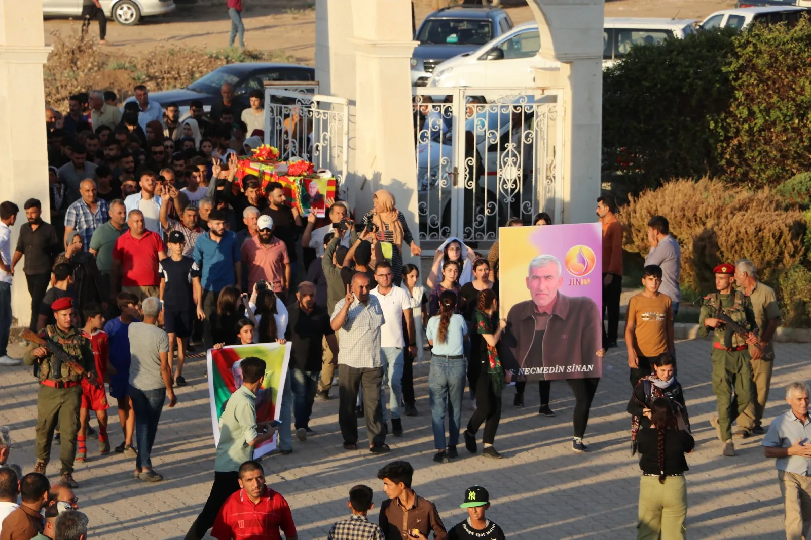 أهالي عامودا يشيعون جثمان الشهيد نجم الدين فيصل إلى مثواه الأخير