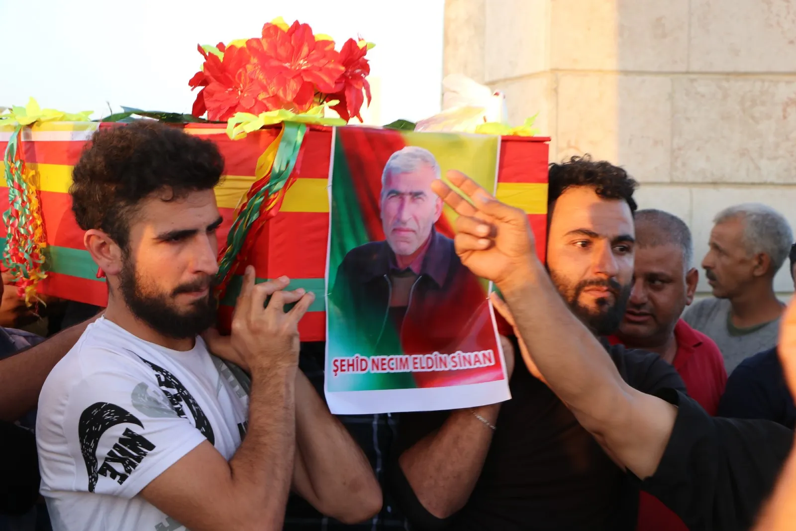 أهالي عامودا يشيعون جثمان الشهيد نجم الدين فيصل إلى مثواه الأخير