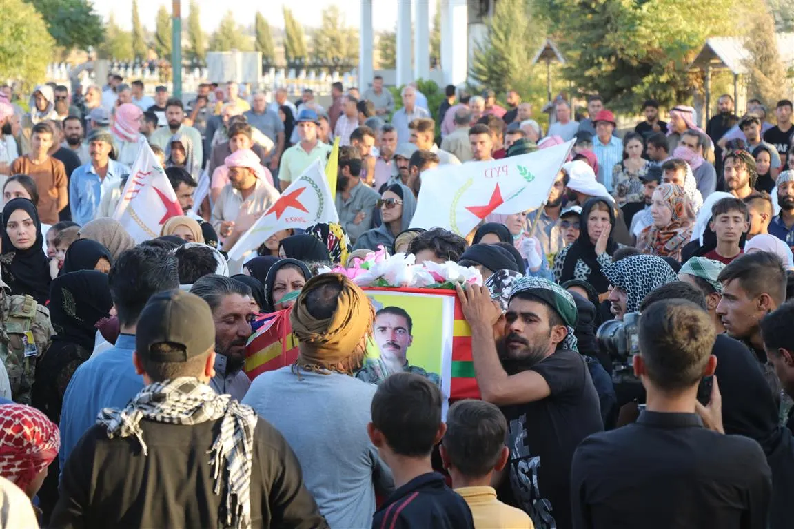بمراسم مهيبة أهالي الحسكة يشيعون جثمان المقاتل عدنان مطر