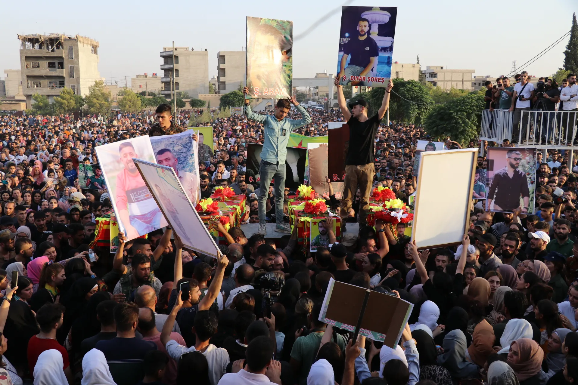 تشييع شهداء وحدات حماية الشعب بمراسم مهيبة في قامشلو