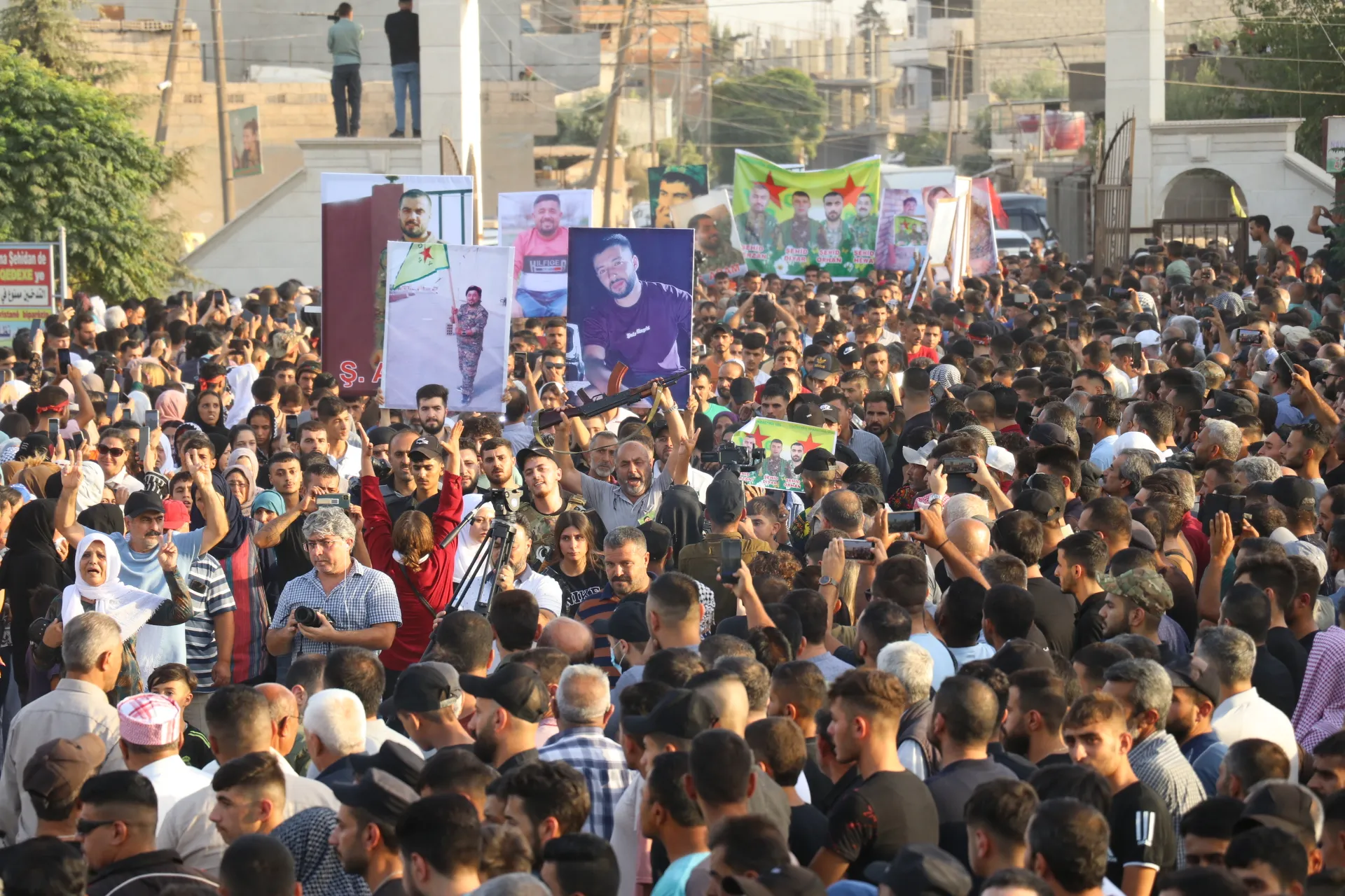تشييع شهداء وحدات حماية الشعب بمراسم مهيبة في قامشلو