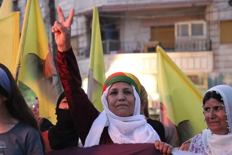 المرأة الشابة خلال تظاهرة ...لا أحد يستطيع حجب شمسنا