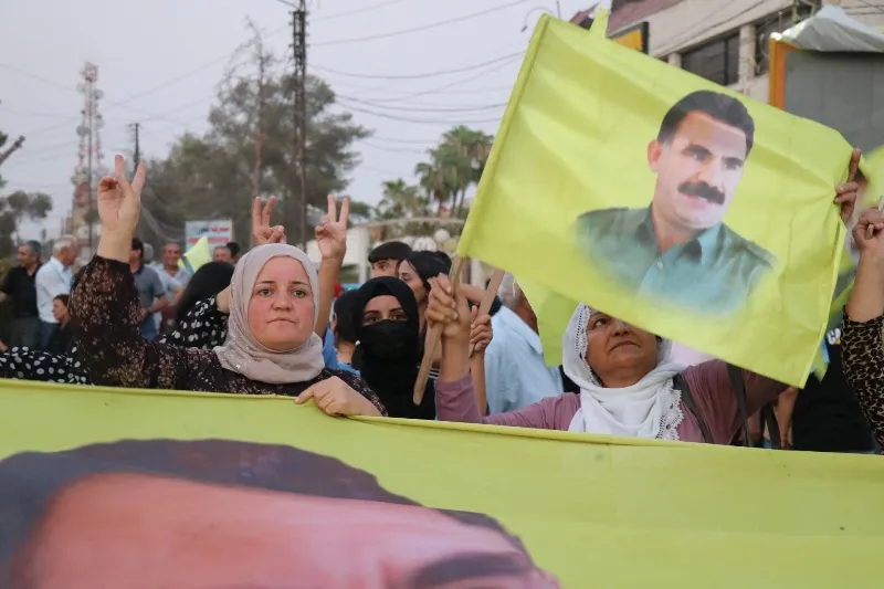 المرأة الشابة خلال تظاهرة ...لا أحد يستطيع حجب شمسنا