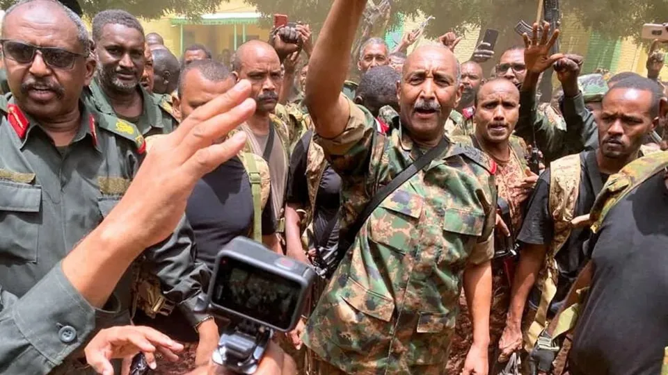ظهور نادر لقائد الجيش السوداني في أم درمان