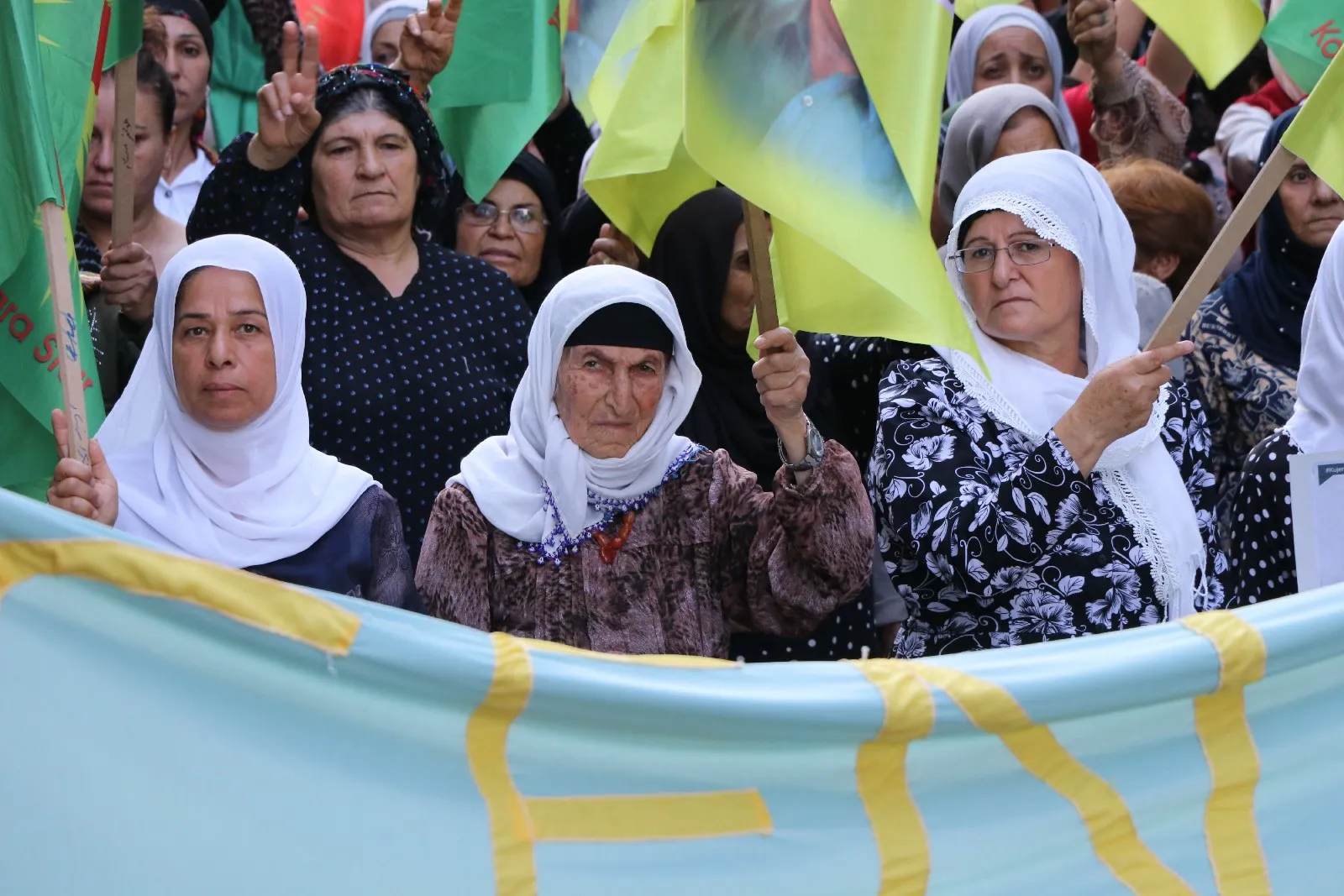 ​​​​​​​91 عاماً لا تشكّل عائقاً أمامها للمطالبة بحرية القائد الجسدية والتنديد بخيانة PDK