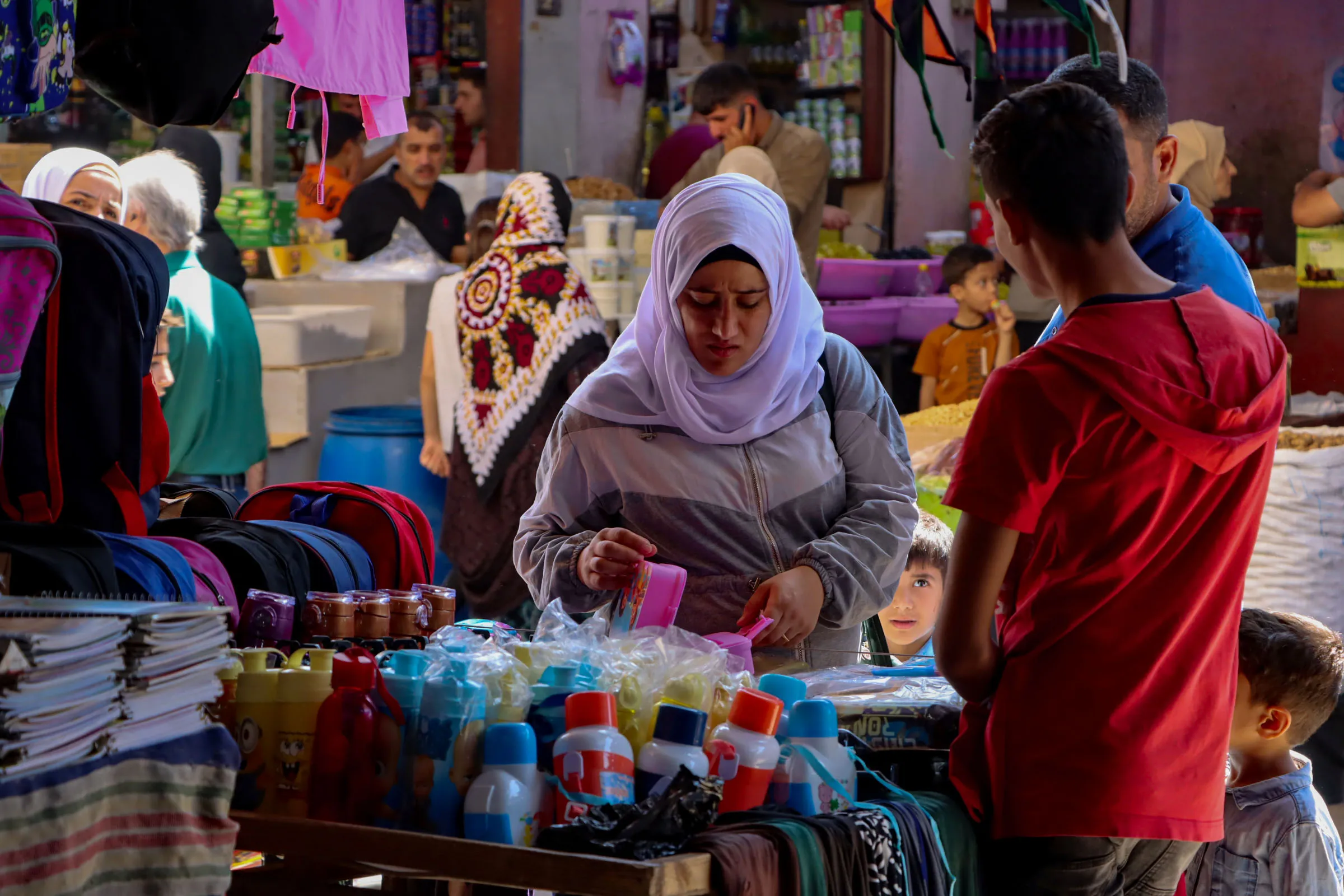 طلبة شمال وشرق سوريا يشترون القرطاسية المدرسية