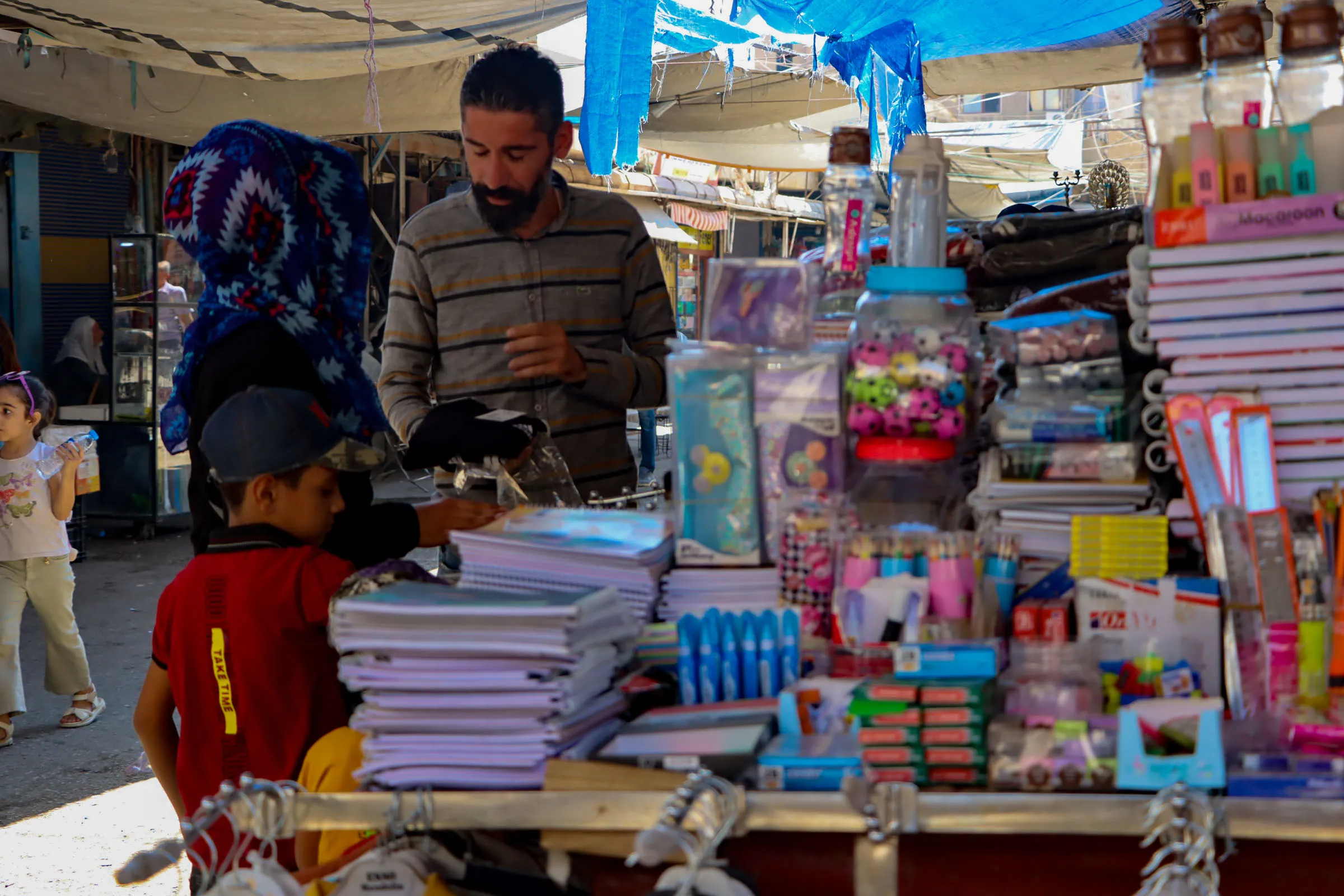 طلبة شمال وشرق سوريا يشترون القرطاسية المدرسية