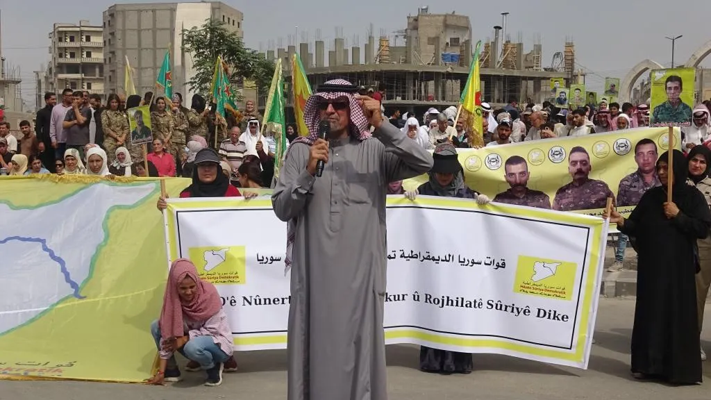 مسيرة حاشدة في الرقة تقديراً لجهود قسد في إرساء الأمان