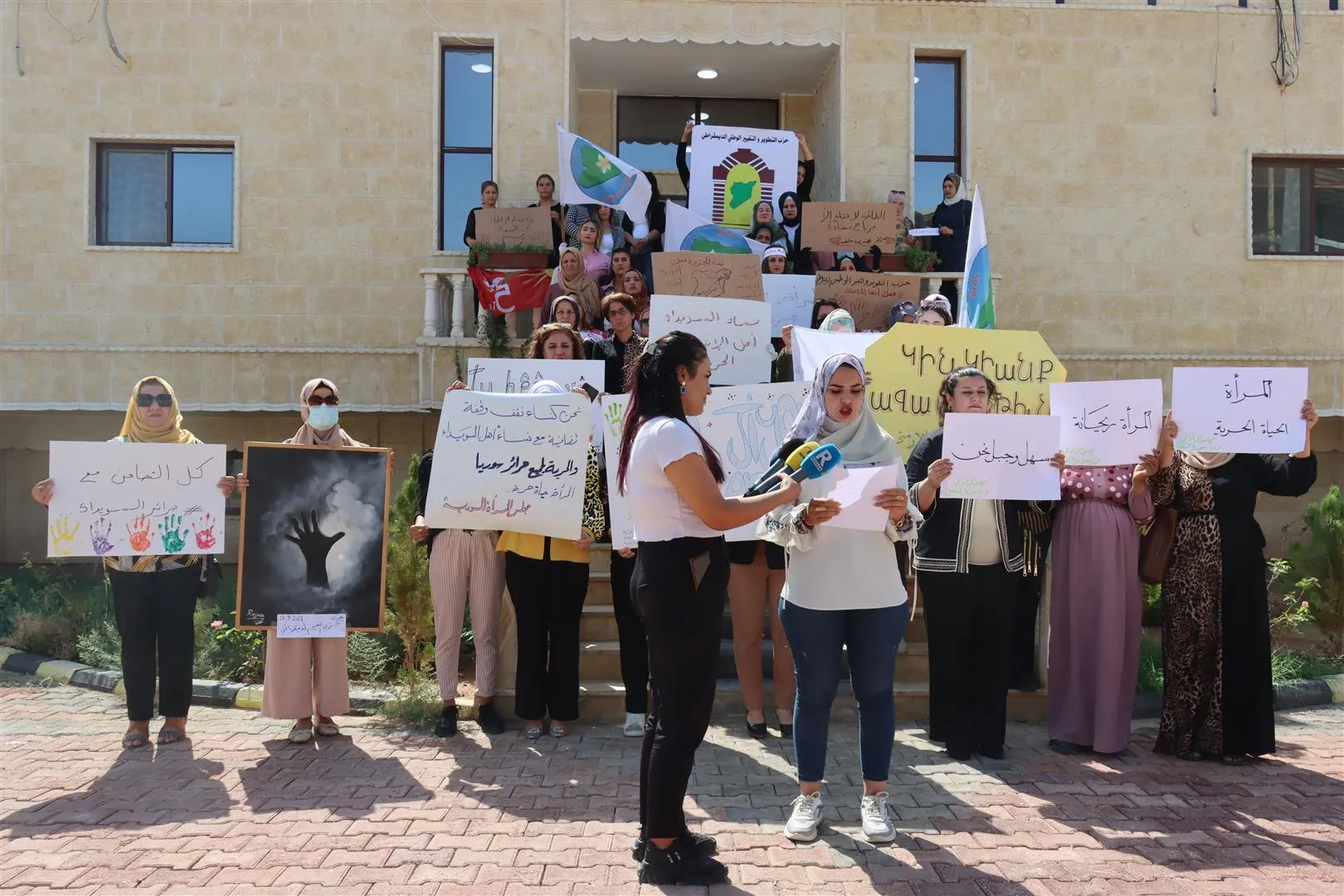 ​​​​​​​من الحسكة نساء يتضامنّ مع احتجاجات السويداء