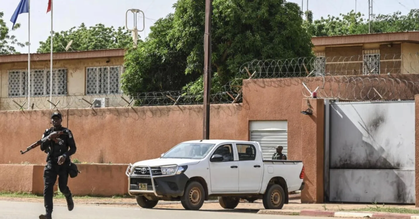 السفير الفرنسي يغادر النيجر ويتجه إلى باريس