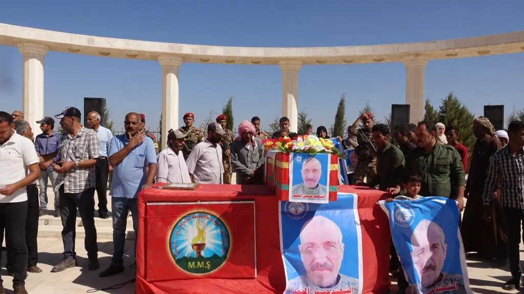 أهالي الرقة يشيّعون جثمان عضو قوى الأمن الداخلي حسين المحمد