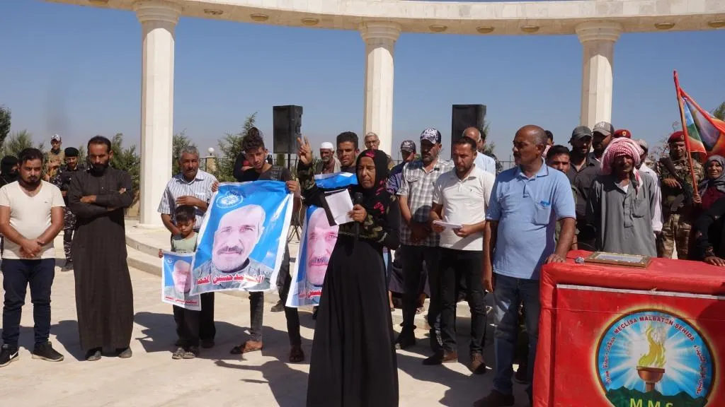 أهالي الرقة يشيّعون جثمان عضو قوى الأمن الداخلي حسين المحمد
