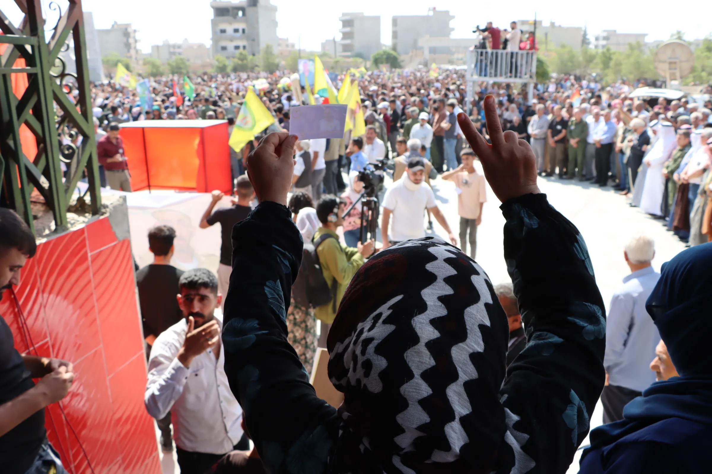​​​​​​​بتجديد العهد ومحاسبة الخونة الآلاف يودعون جثماني الشهيدين سيد آفران وأصلان قامشلو