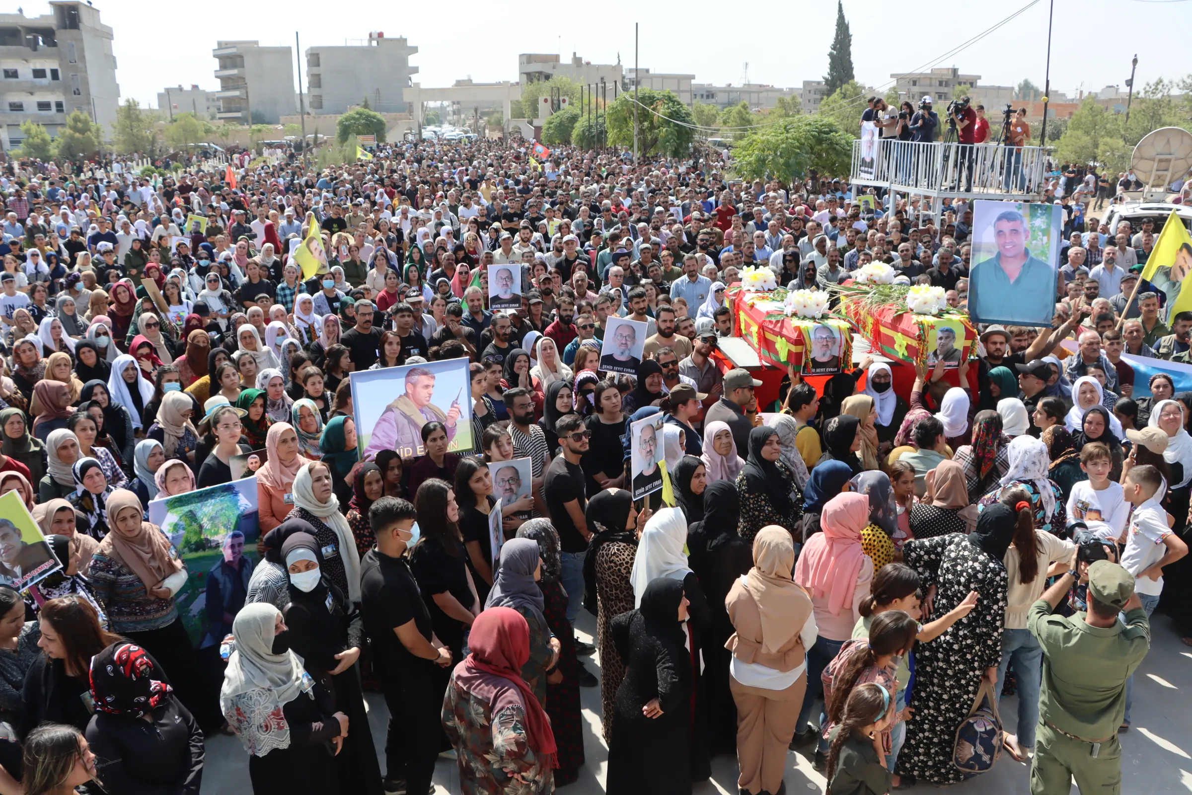 ​​​​​​​بتجديد العهد ومحاسبة الخونة الآلاف يودعون جثماني الشهيدين سيد آفران وأصلان قامشلو