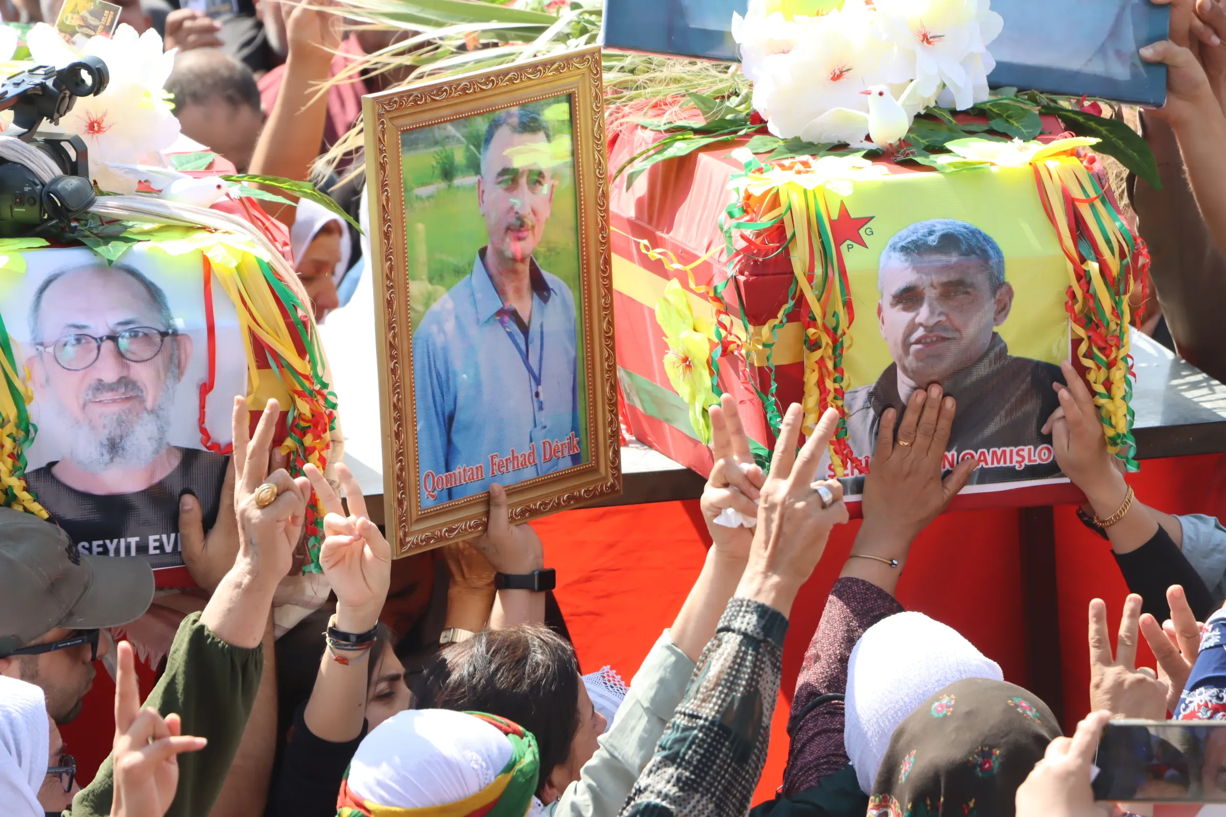 ​​​​​​​بتجديد العهد ومحاسبة الخونة الآلاف يودعون جثماني الشهيدين سيد آفران وأصلان قامشلو