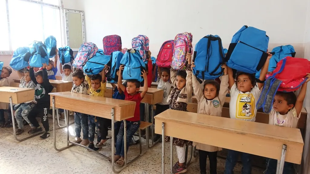 توزيع حقائب ولوازم مدرسية على طلاب مدارس ريف عين عيسى الشرقي