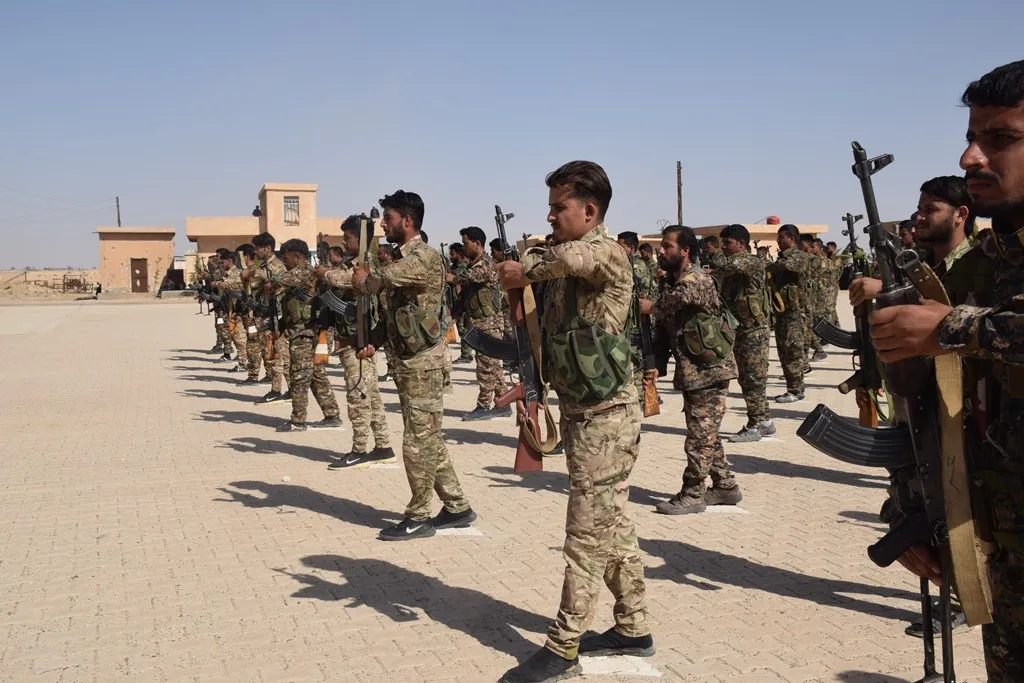 أهالي الشدادي يشيّعون جثمان مقاتل استشهد في عملية