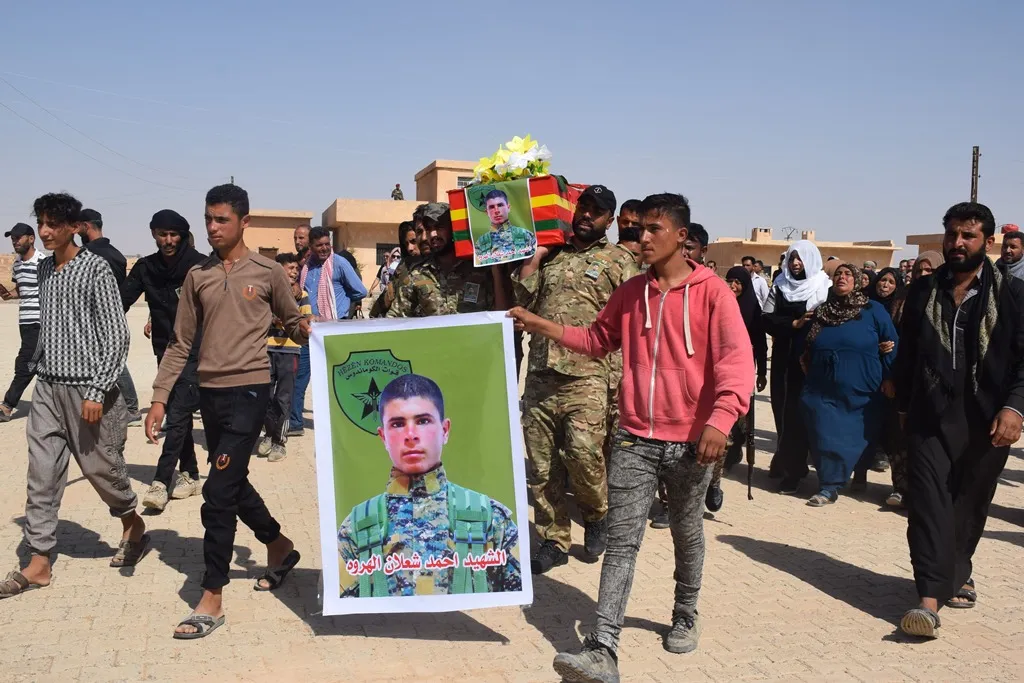 أهالي الشدادي يشيّعون جثمان مقاتل استشهد في عملية