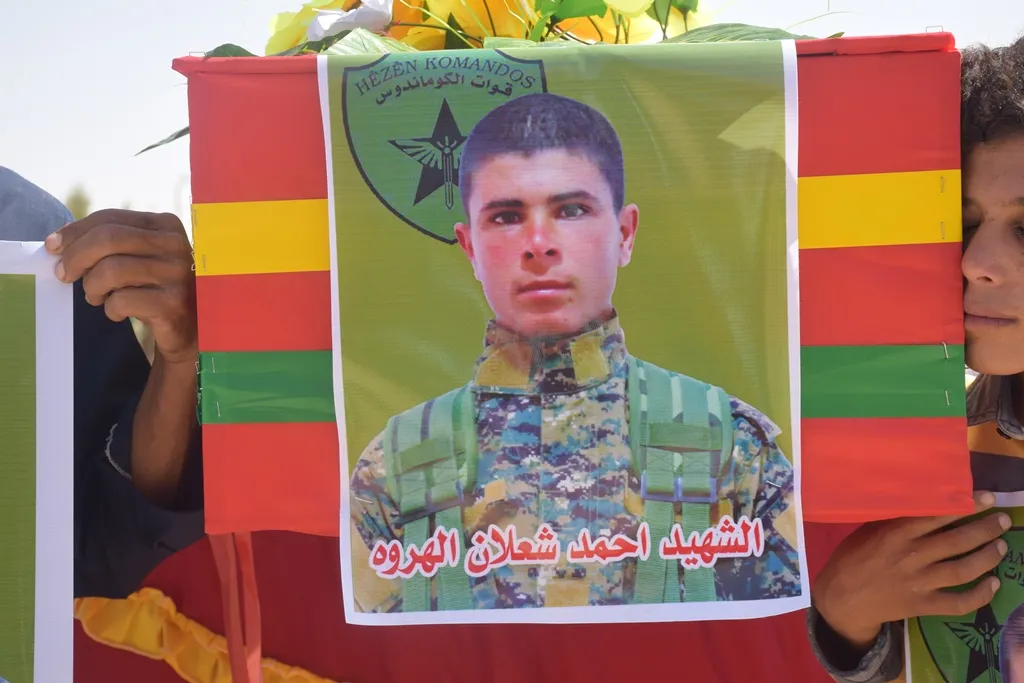 أهالي الشدادي يشيّعون جثمان مقاتل استشهد في عملية