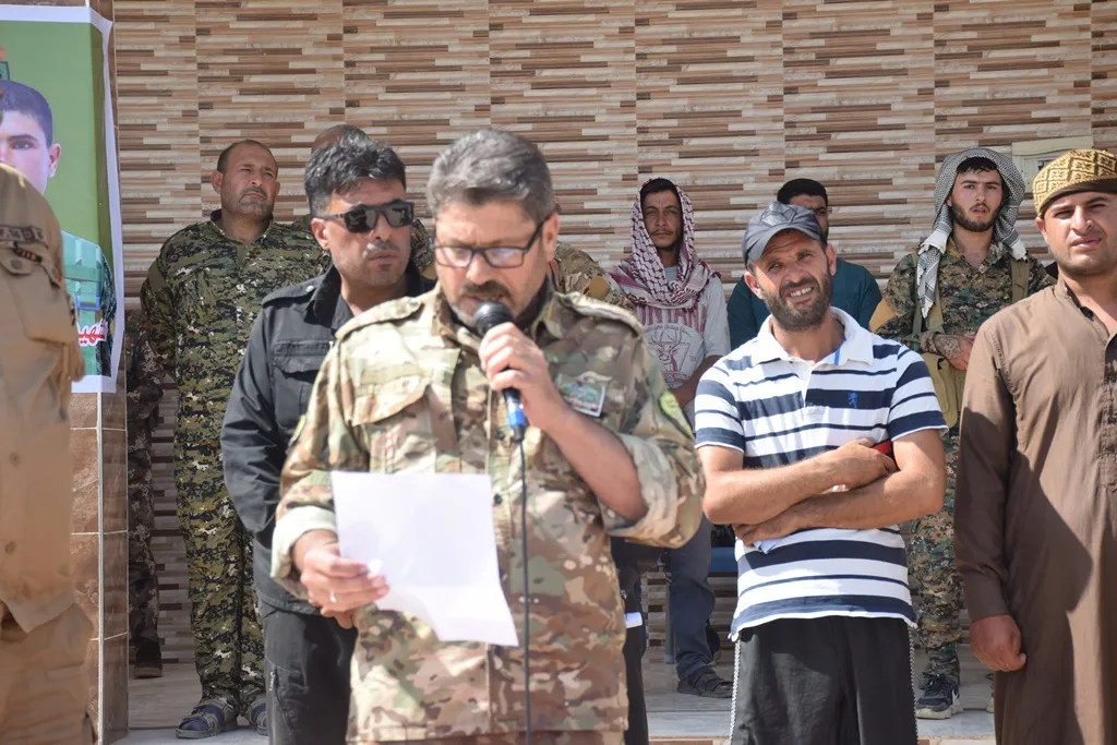 أهالي الشدادي يشيّعون جثمان مقاتل استشهد في عملية