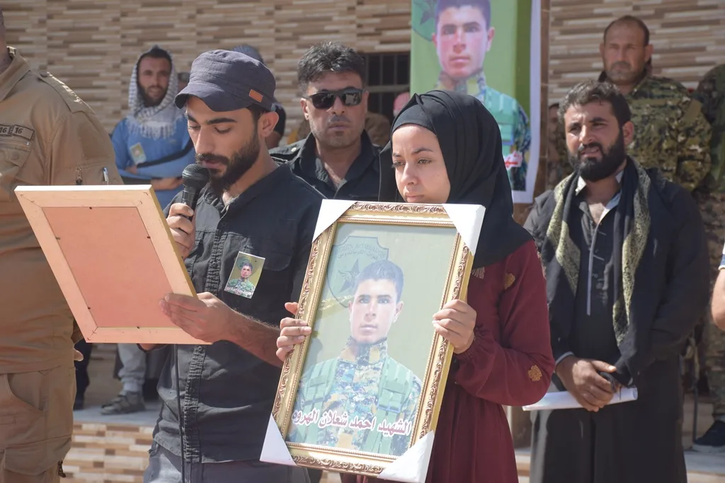 أهالي الشدادي يشيّعون جثمان مقاتل استشهد في عملية