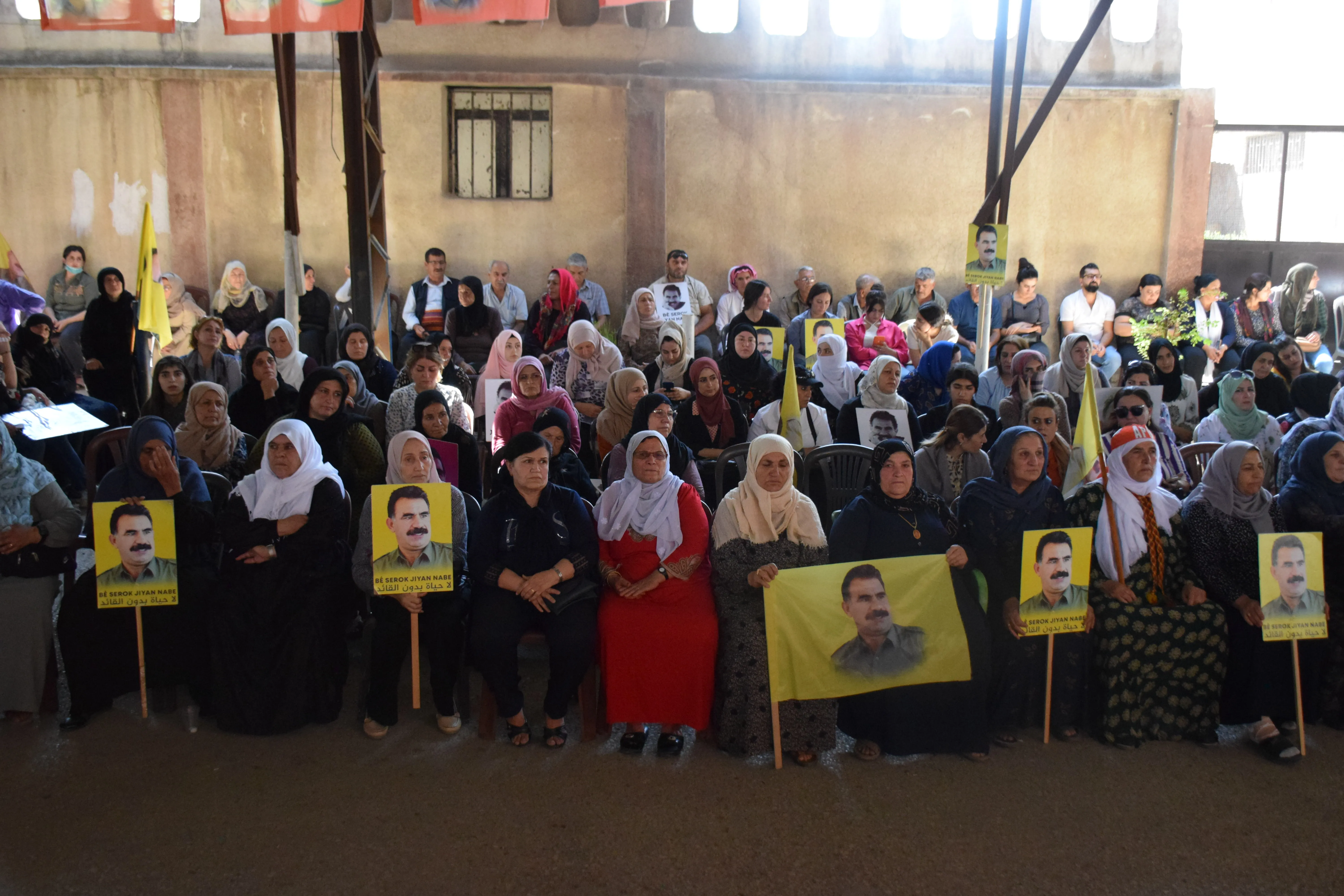المئات يخرجون في مظاهرة حاشدة ويتجهون للمشاركة في اعتصام ديرك