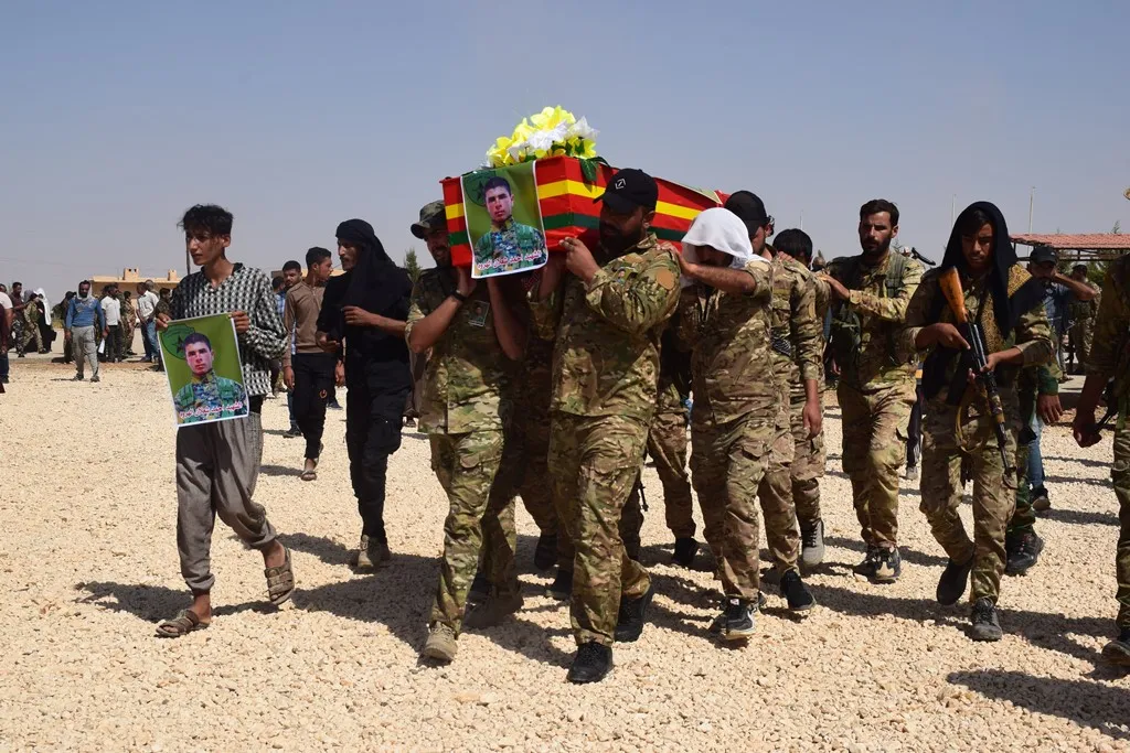 أهالي الشدادي يشيّعون جثمان مقاتل استشهد في عملية "تعزيز الأمن"