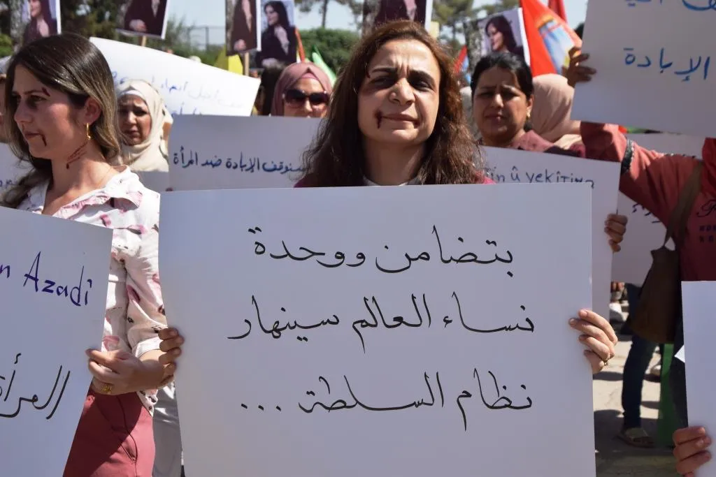آلاف النساء يخرجن للساحات لإحياء السنوية الأولى لمقتل جينا أميني