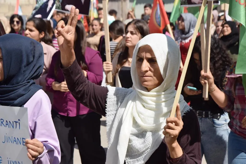 آلاف النساء يخرجن للساحات لإحياء السنوية الأولى لمقتل جينا أميني