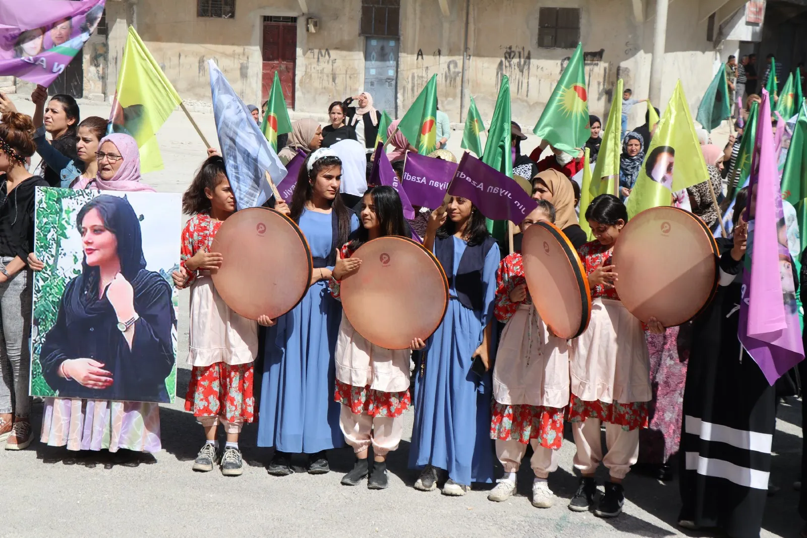 آلاف النساء يخرجن للساحات لإحياء السنوية الأولى لمقتل جينا أميني