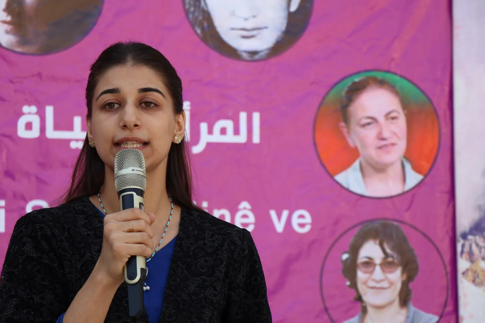 آلاف النساء يخرجن للساحات لإحياء السنوية الأولى لمقتل جينا أميني