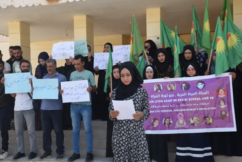 آلاف النساء يخرجن للساحات لإحياء السنوية الأولى لمقتل جينا أميني