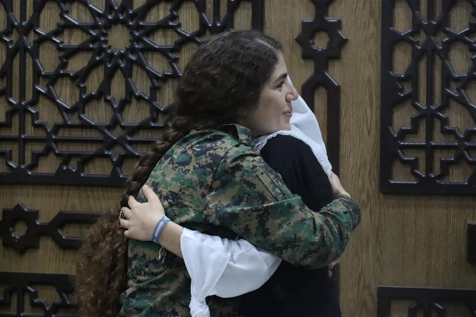 ​​​​​​​تسليم الشابة الإيزيدية فريال إبراهيم إلى وحدات مقاومة شنكال