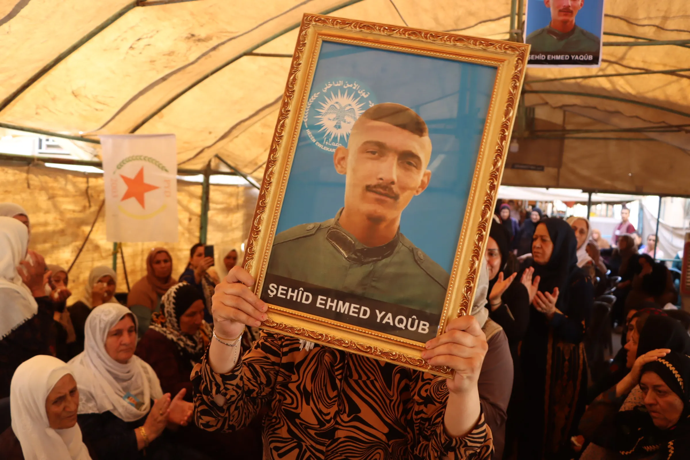 ​​​​​​​معزون وذوو الشهداء: سنحمي ثورة أخوة الشعوب مهما كلفنا الأمر
