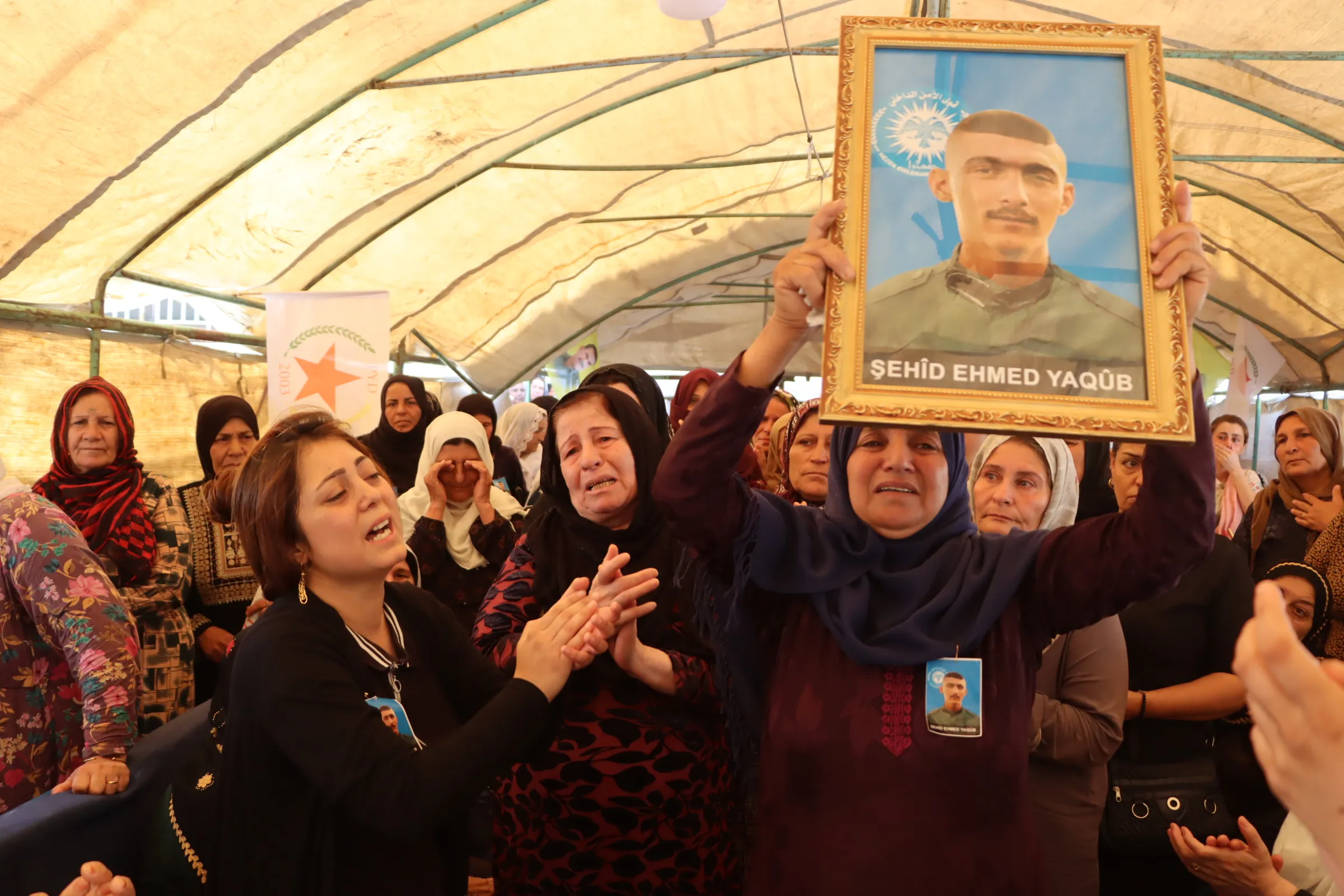 ​​​​​​​معزون وذوو الشهداء: سنحمي ثورة أخوة الشعوب مهما كلفنا الأمر