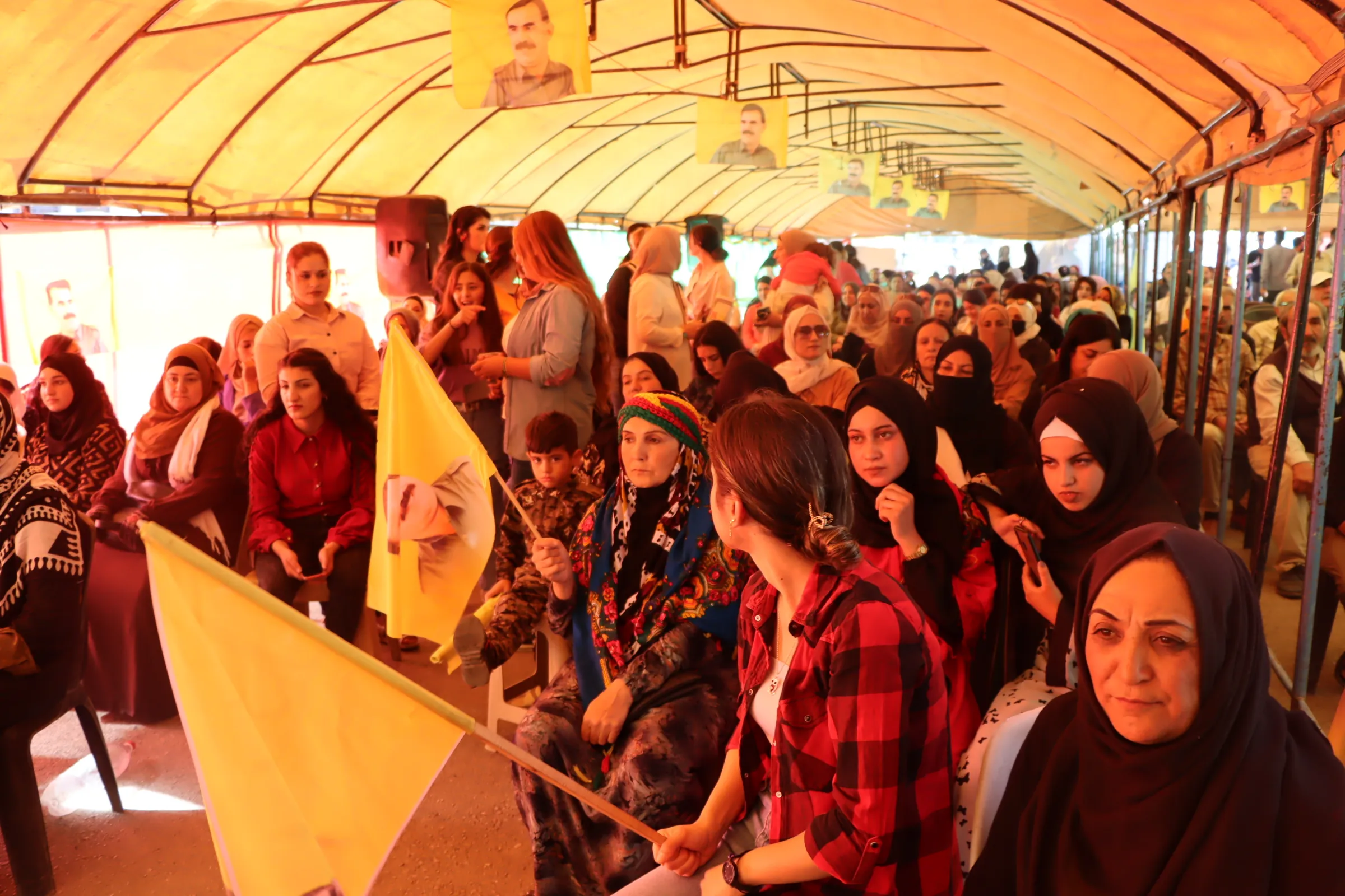 ​​​​​​​حشود تتحضر لمظاهرة مطالبة بحرية القائد عبد الله أوجلان الجسدية