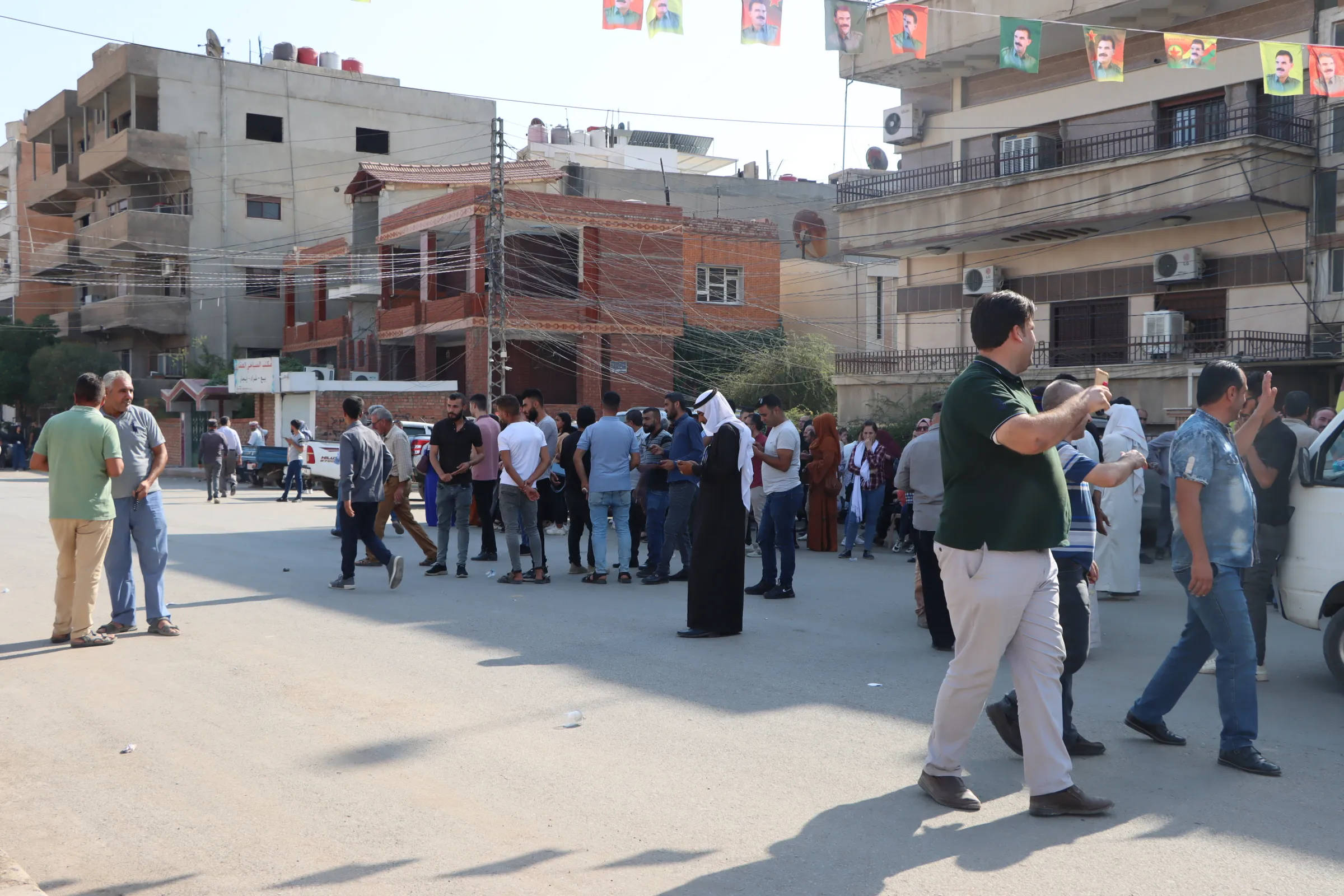​​​​​​​حشود تتحضر لمظاهرة مطالبة بحرية القائد عبد الله أوجلان الجسدية