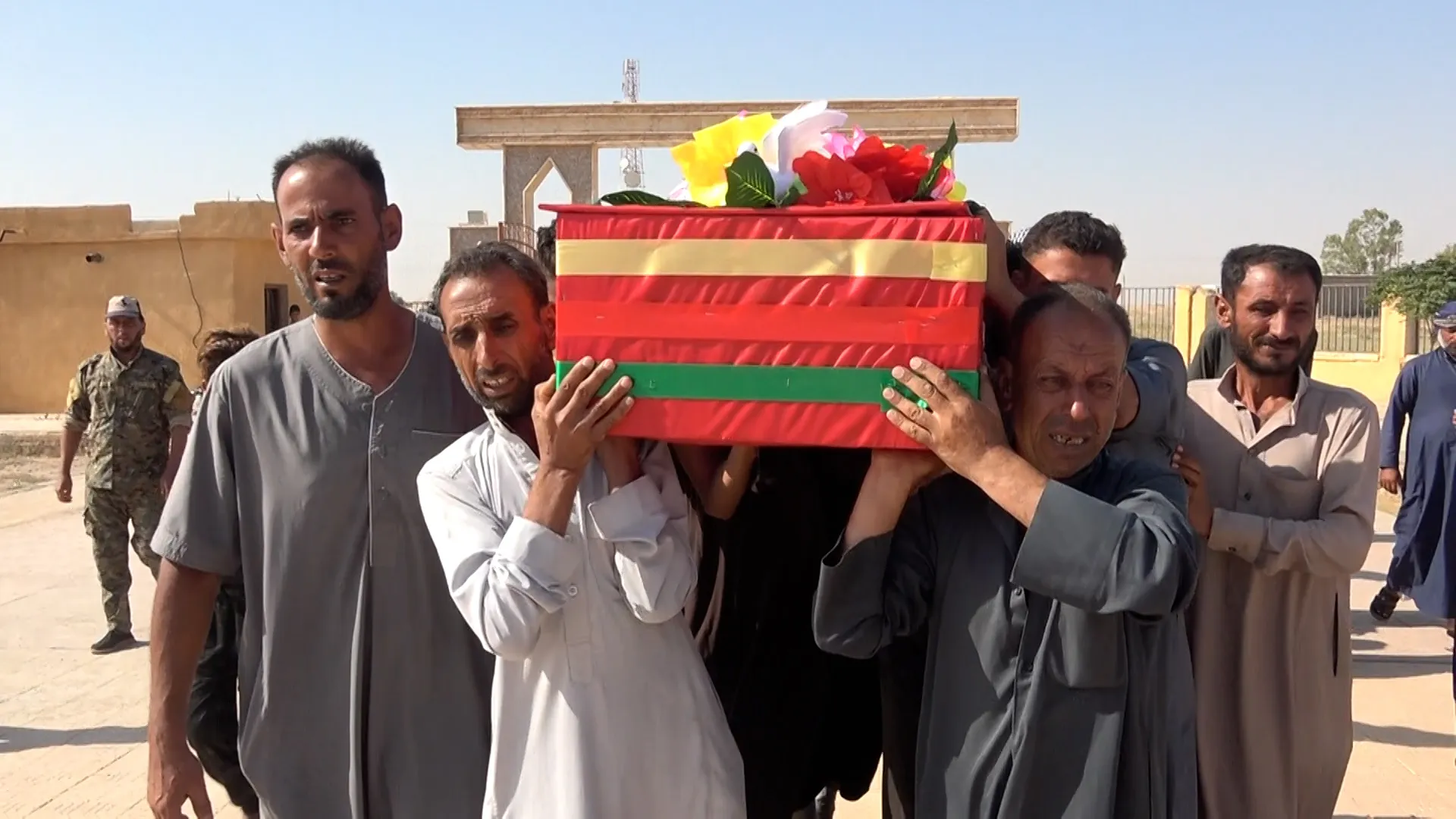 ​​​​​​​تشييع جثمان مقاتل قوات الدفاع الذاتي الشهيد فواز الجاسم في دير الزور