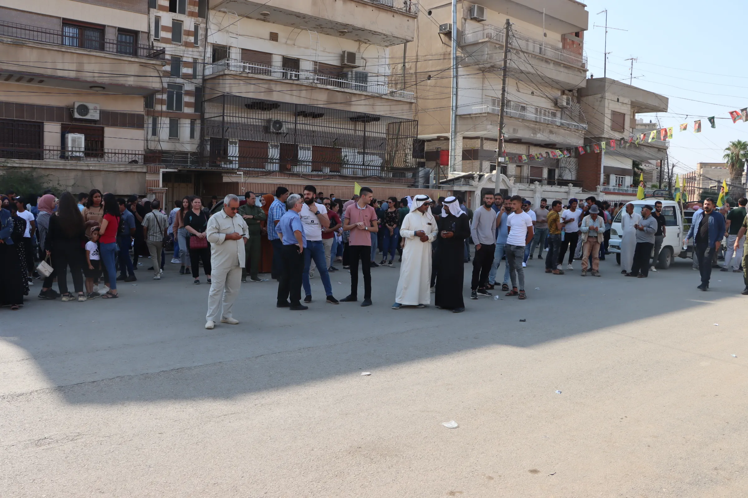 ​​​​​​​حشود تتحضر لمظاهرة مطالبة بحرية القائد عبد الله أوجلان الجسدية