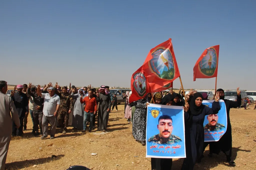 أهالي منبج يقدّمون واجب العزاء لذوي شهداء مجلس منبج العسكري