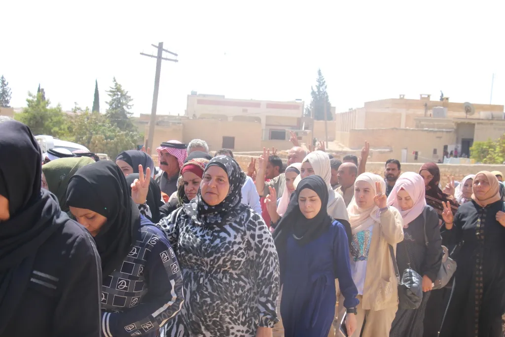 أهالي منبج يقدّمون واجب العزاء لذوي شهداء مجلس منبج العسكري