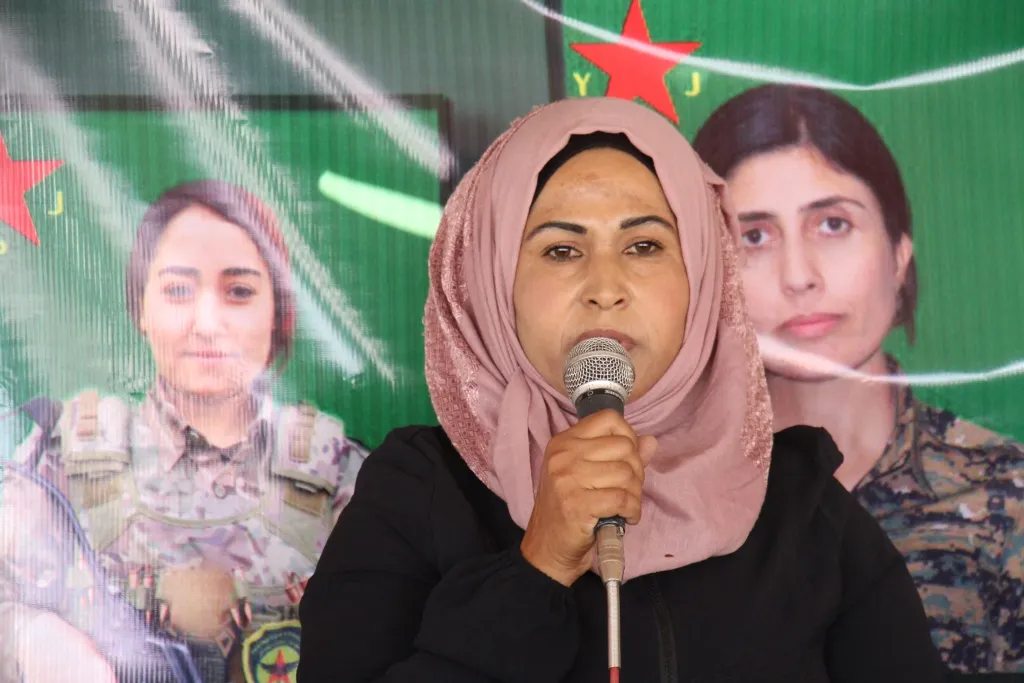 أهالي منبج يقدّمون واجب العزاء لذوي الشهيدة شيلان محمد أحمد