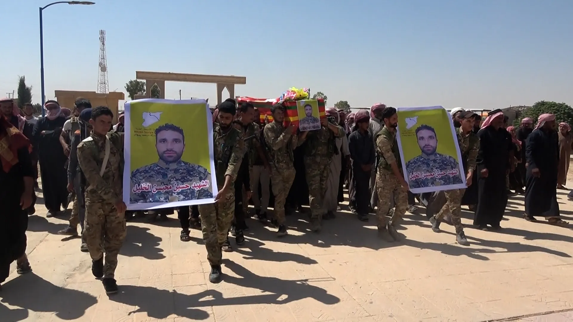 أهالي دير الزور يشيّعون جثمان الشهيد حسين الخليل