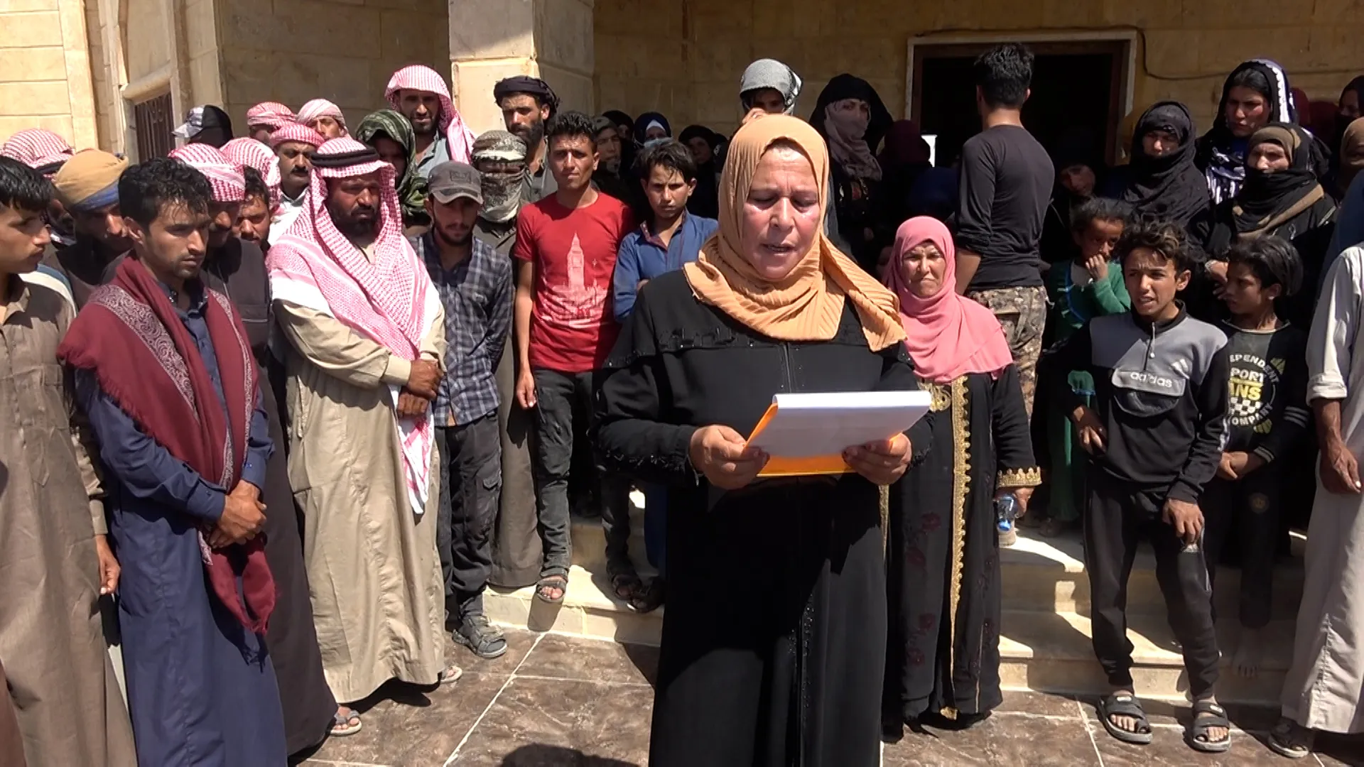 أهالي دير الزور يشيّعون جثمان الشهيد حسين الخليل